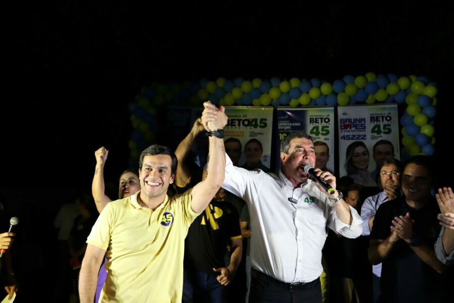 Imagem thumbnail_Grande comício no Jardim Leblon reforça candidatura de Beto Pereira na reta final de campanha com apoio de líderes e do governador de MS Riedel